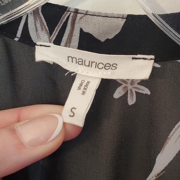 Maurices Women’s Blouse S Black Pink Floral High-Low Hem NWOT Short Sleeve - Picture 2 of 7